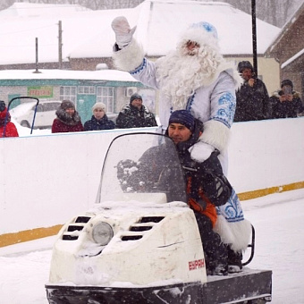 Новая хоккейная площадка - новогодний подарок жителям села!